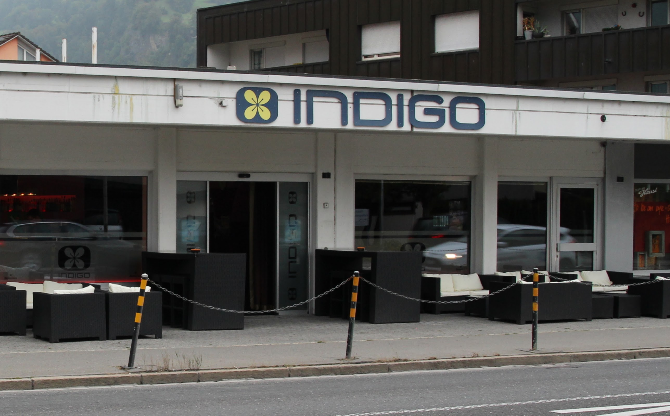 Eingang der Indigo Lounge Bar mit Terrasse